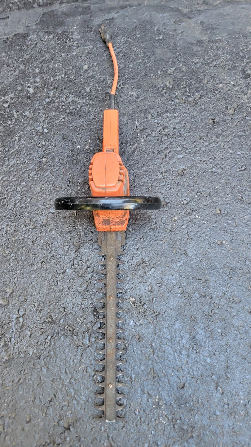 Black & Decker 14"& 22 inch Hedge Trimmers - photo 3