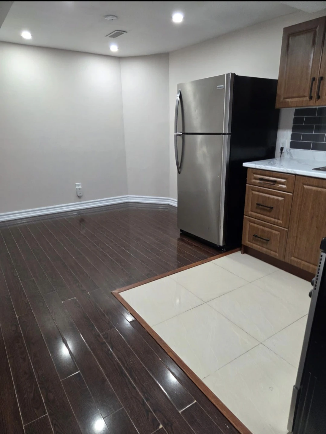 Spacious & Newly renovated 2 bedroom basement - photo 4
