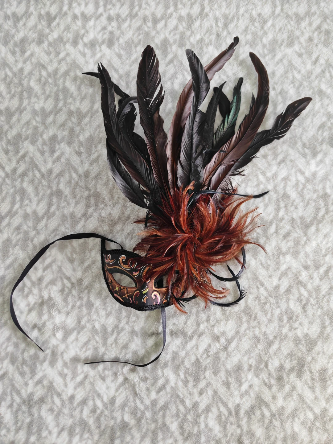 Elegant Feathered Masquerade Mask – Decorative & Stylish