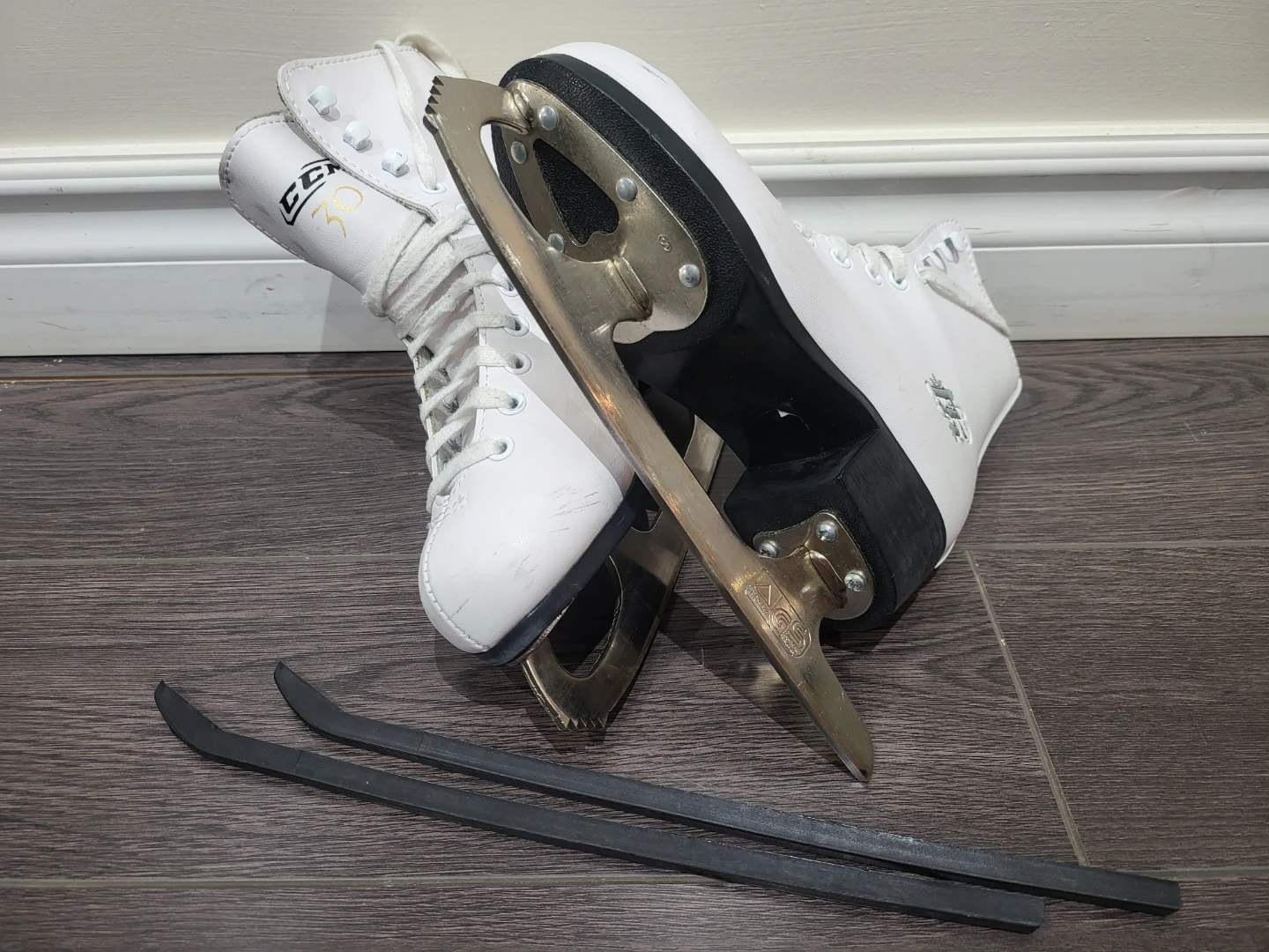 CCM 30 Girls' Figure Skates (Youth Size 1) - photo 2