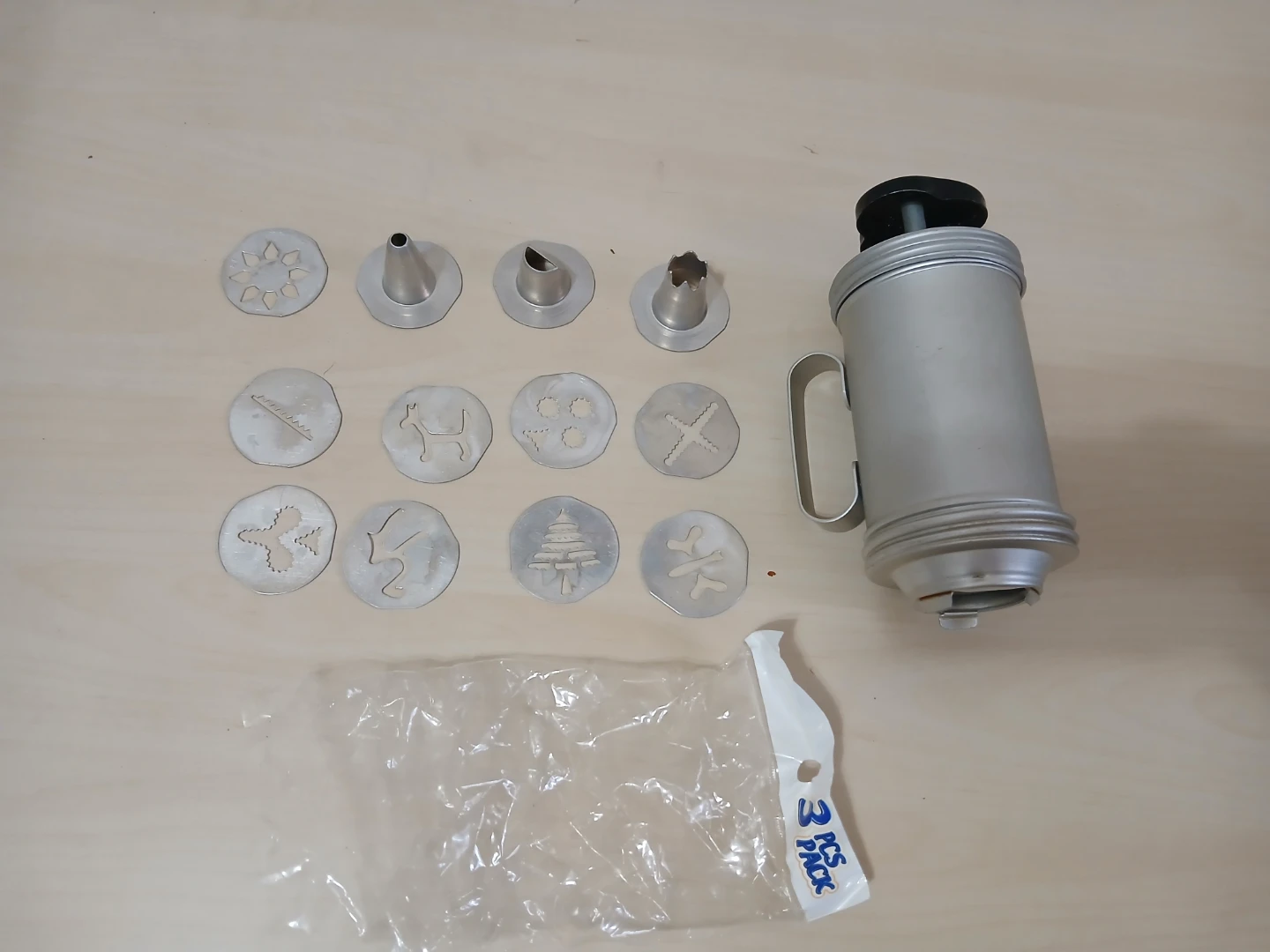 Metal Cookie Press with 12 Decorating Discs and Tips - photo 2