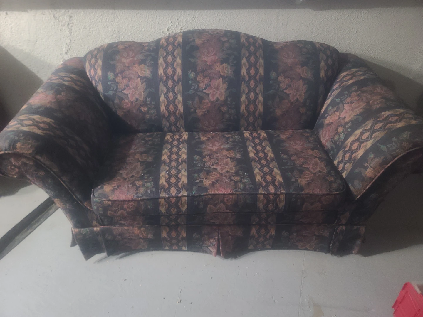 Floral pattern two-seater loveseat