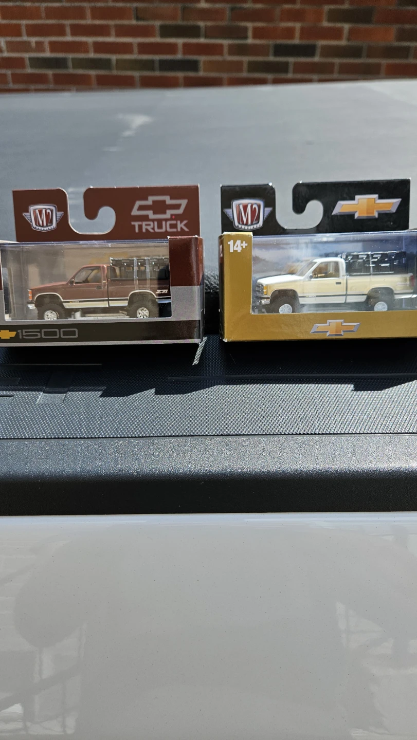 M2 Machines 1993 Chevrolet Silverado 1500 4x4 Diecast Trucks