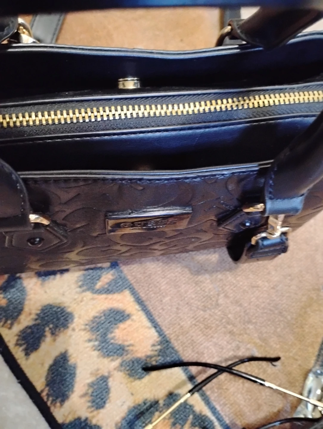 Authentic Guess Black Handbag with facial n lip masks perfume - photo 5