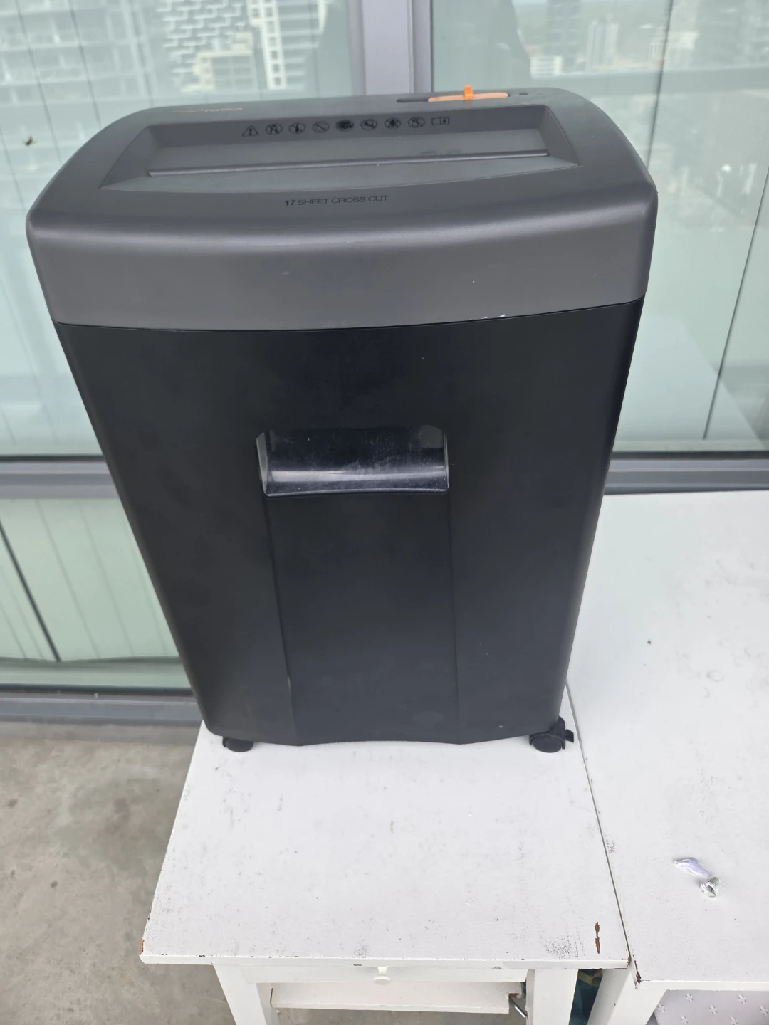 Amazon Basics 17-Sheet Cross-Cut Paper Shredder - photo 4