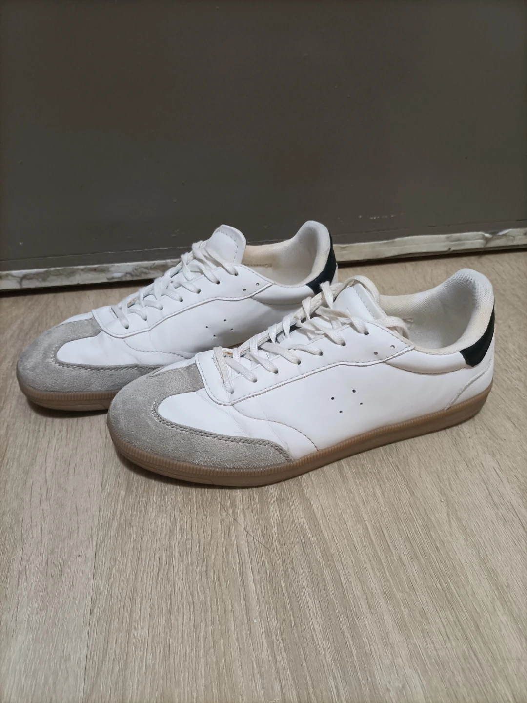 🏈White Sneakers
