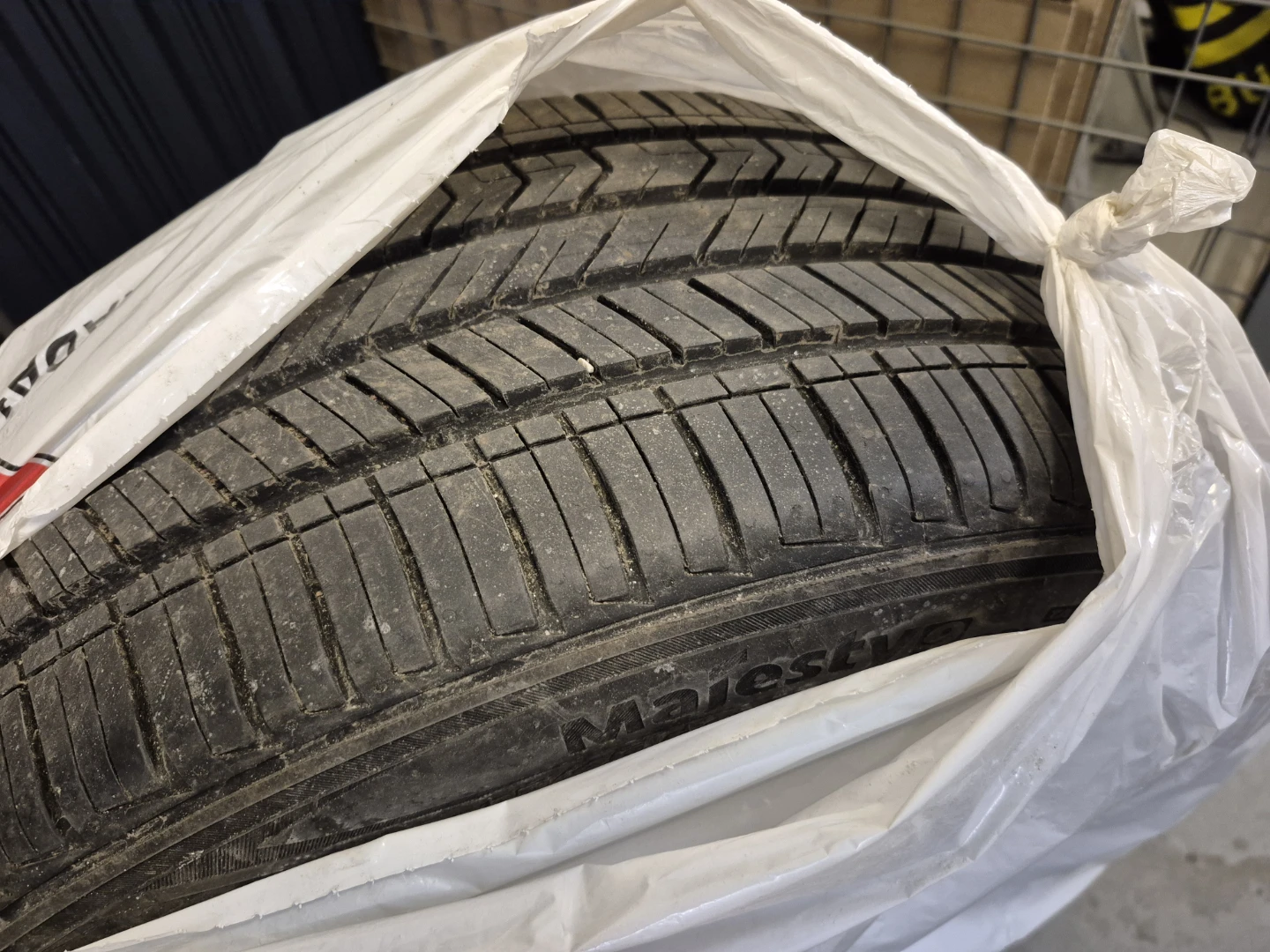 Kumho Majesty9 Solus TA91 Tire 235/45 R18 - photo 2