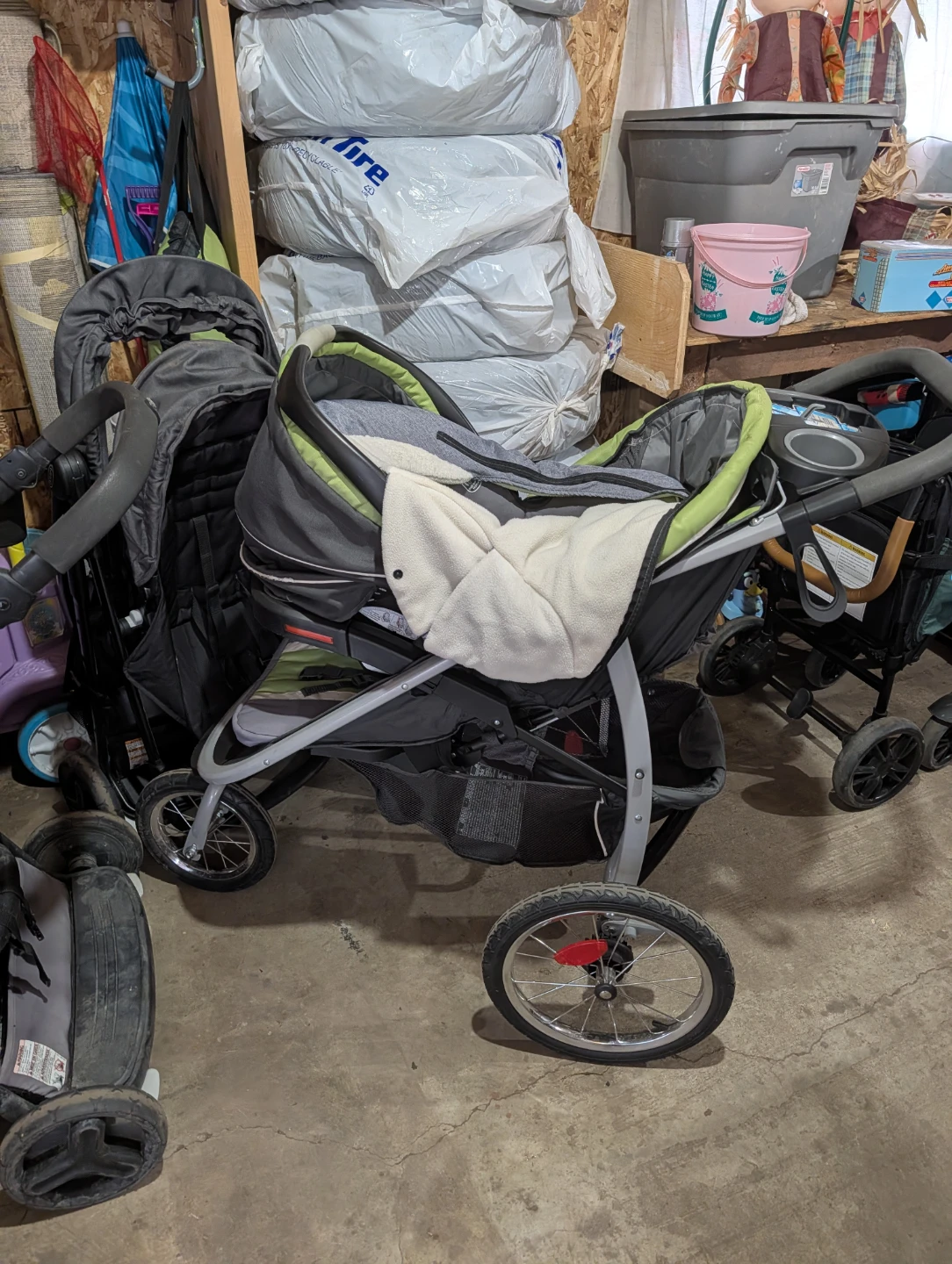 Graco Click Connect Travel System Stroller  and car seat