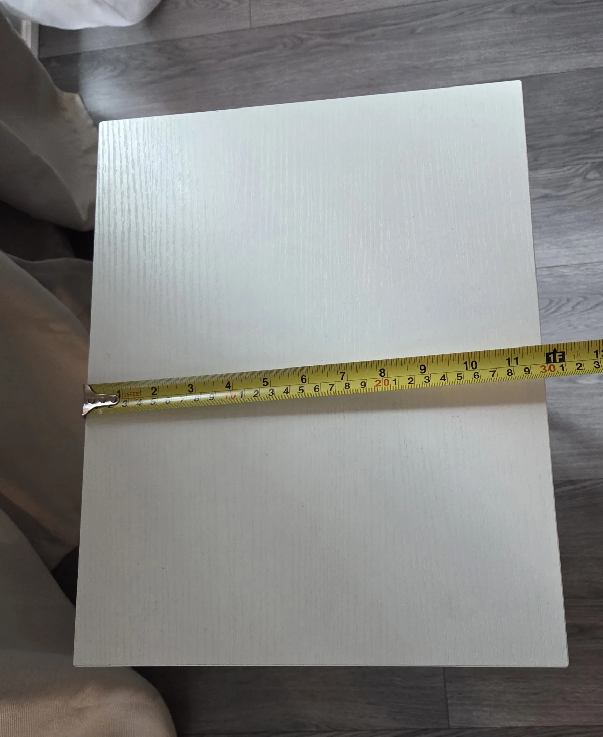 White C-Shaped Side Table - photo 5