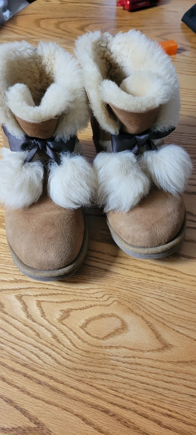 UGG gita Boots with Pom Poms - Size 8