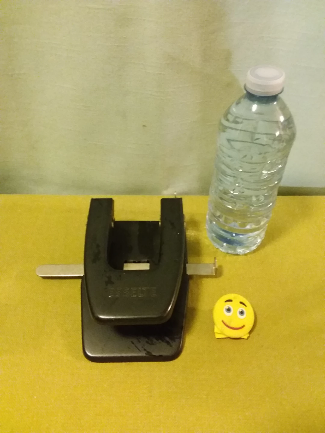 🏈 ➡️ Esselte 2-Hole Paper Punch