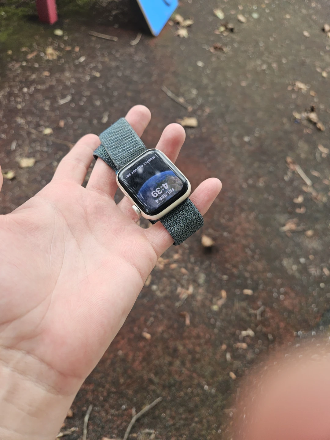 Apple Watch SE (2nd Gen) with Midnight Sport Loop - photo 3