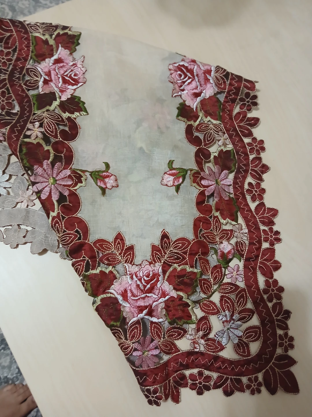 Embroidered Floral Table Runner🏈