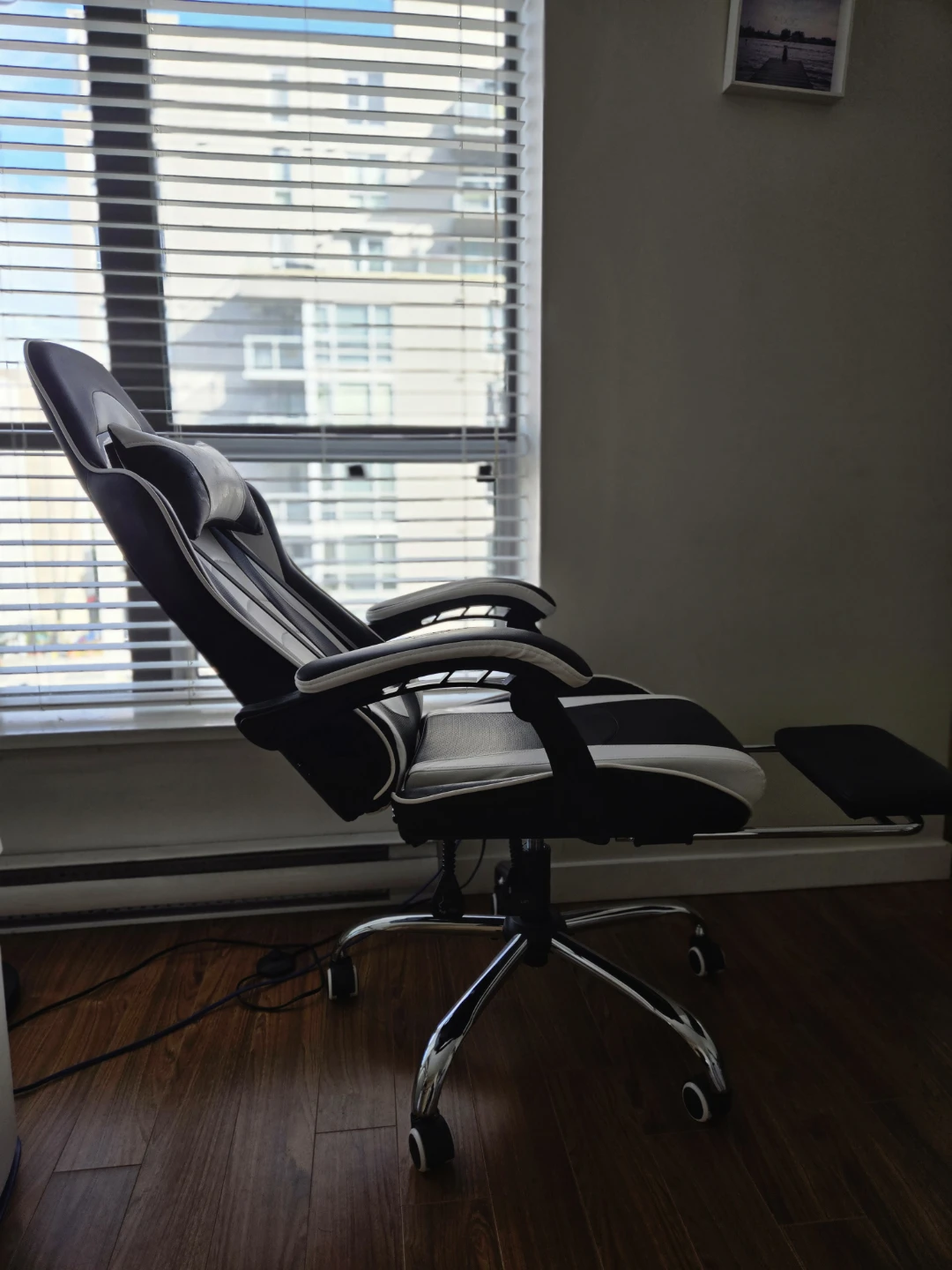 Yaheetech gaming chair with footrest - Pickup only - photo 3