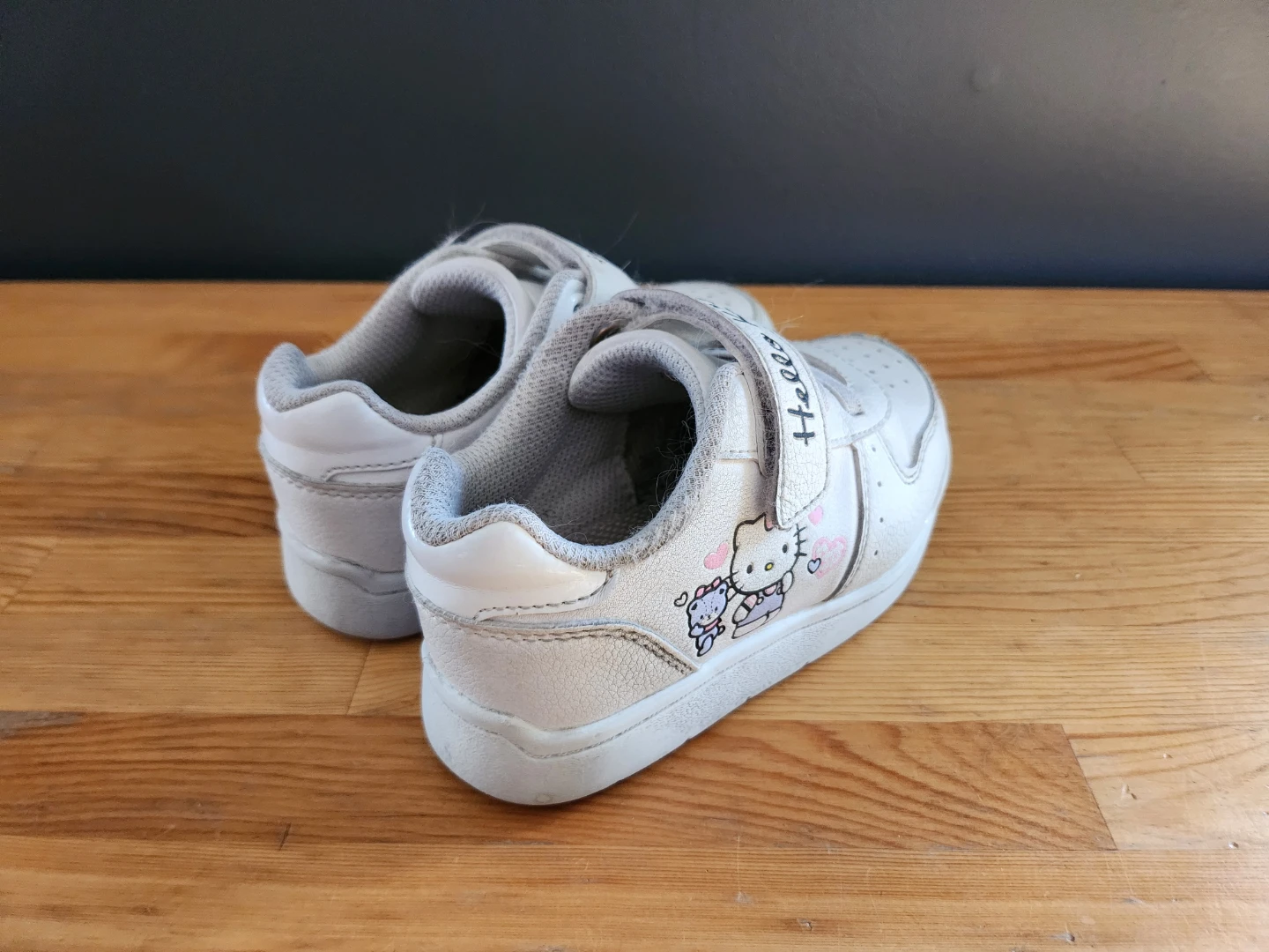 Hello Kitty Kids Sneakers Velcro Strap Toddlers Size 9 US - photo 2