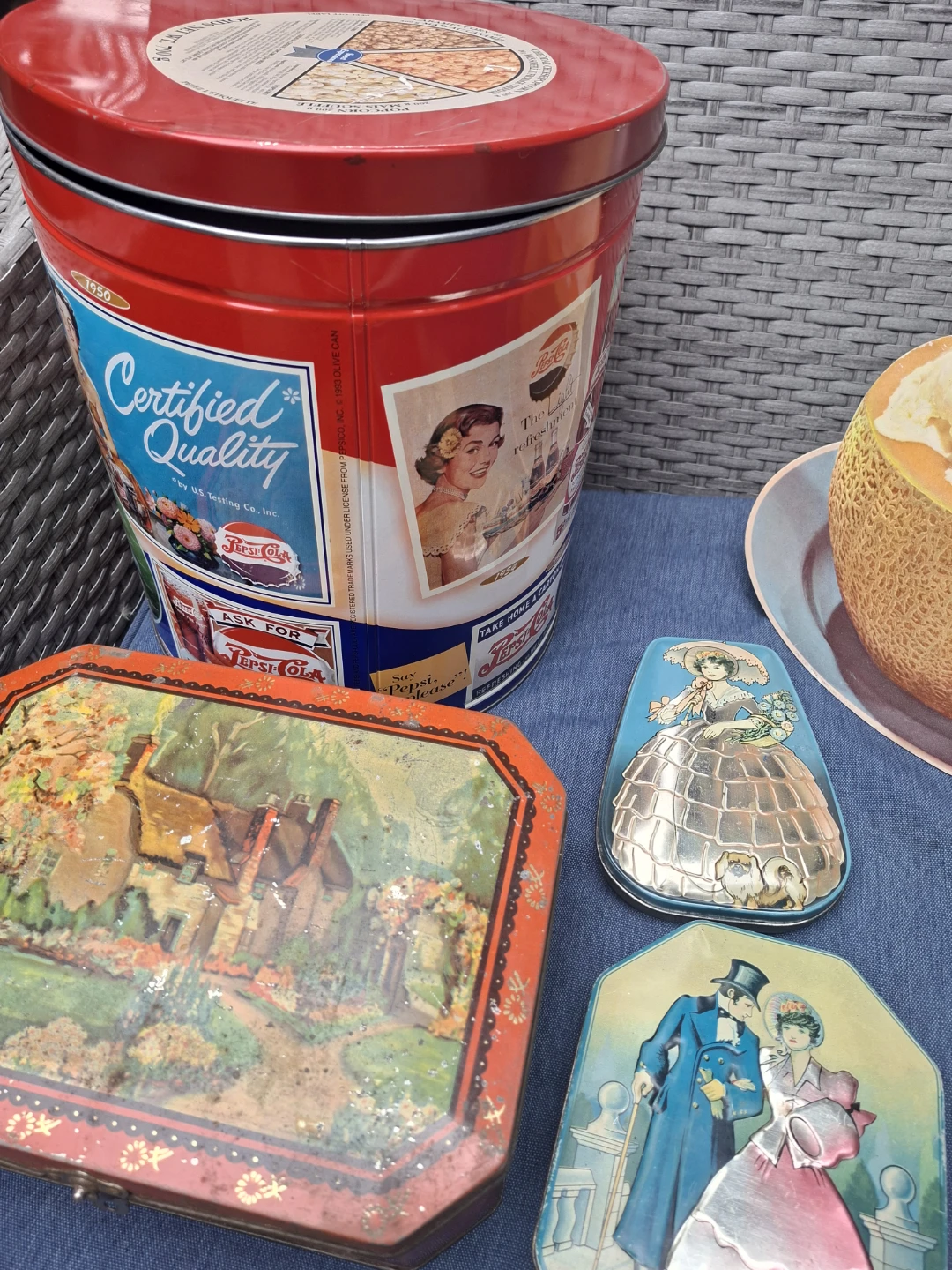 Vintage tins and assorted old items - photo 2