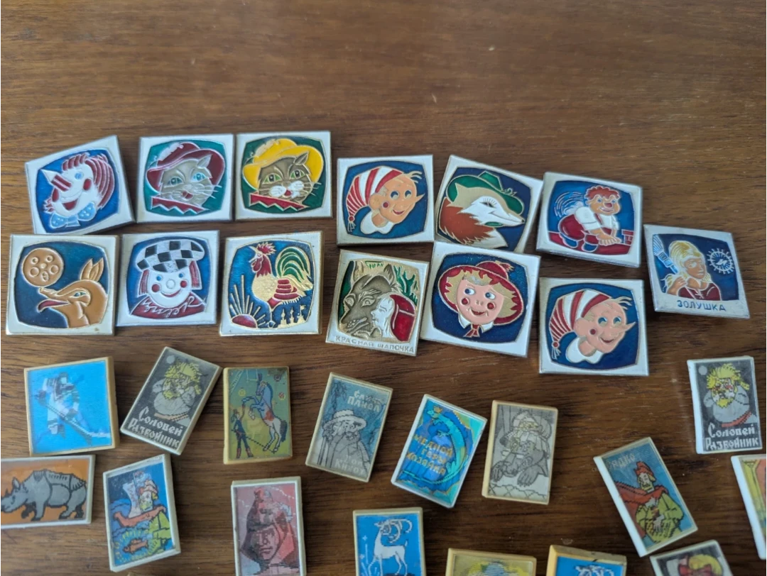 Vintage Soviet Enamel & Lenticular Pins - photo 2