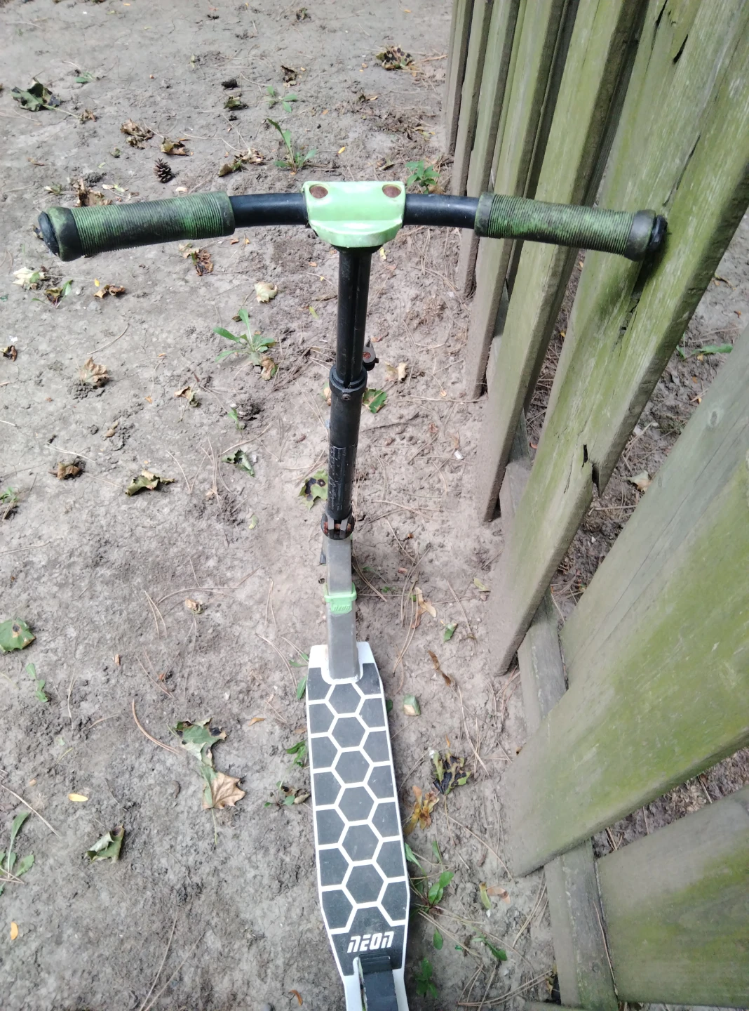 Neon kick scooter - photo 3