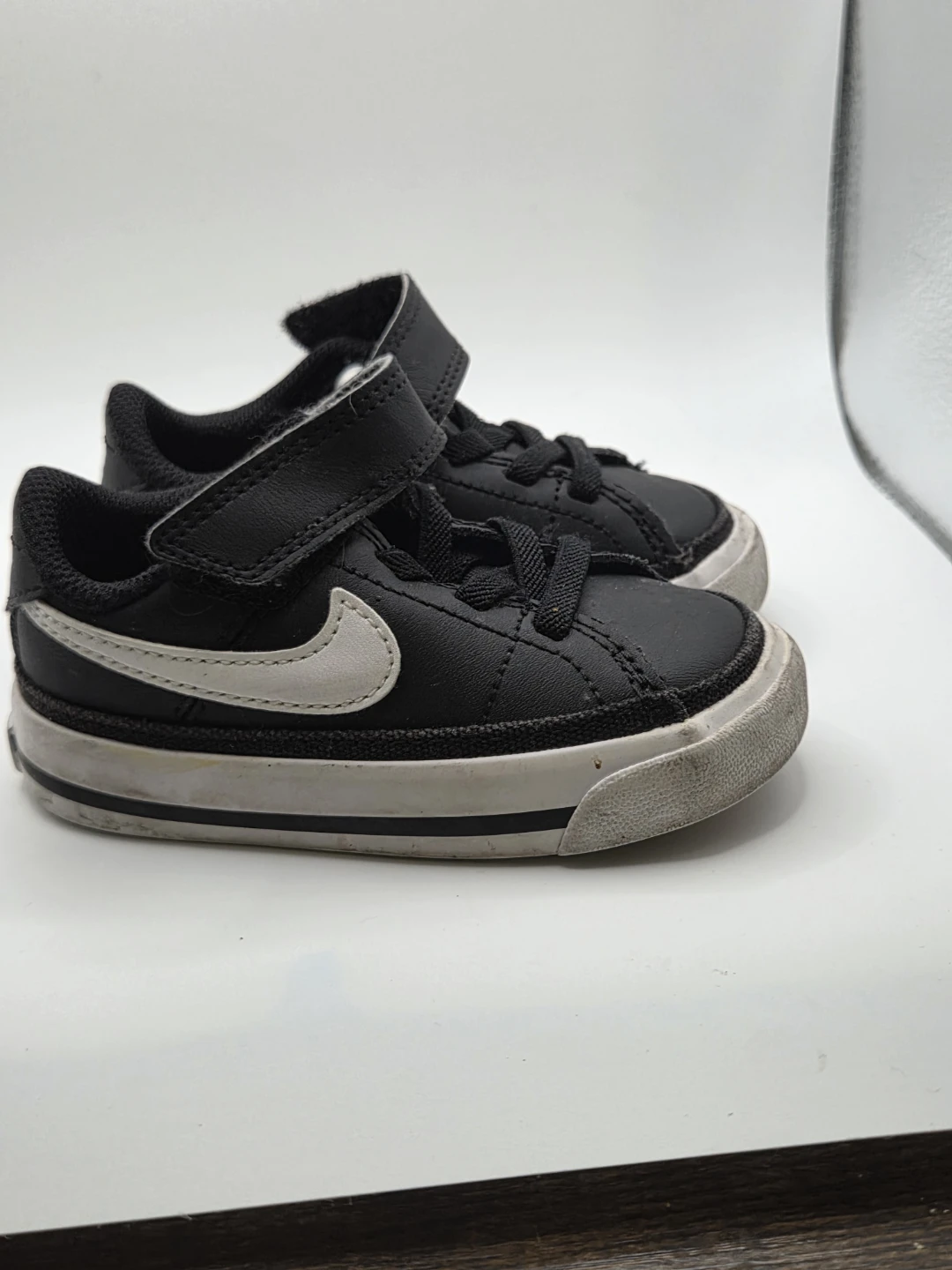 Nike Toddler Black and White Shoes - photo 2