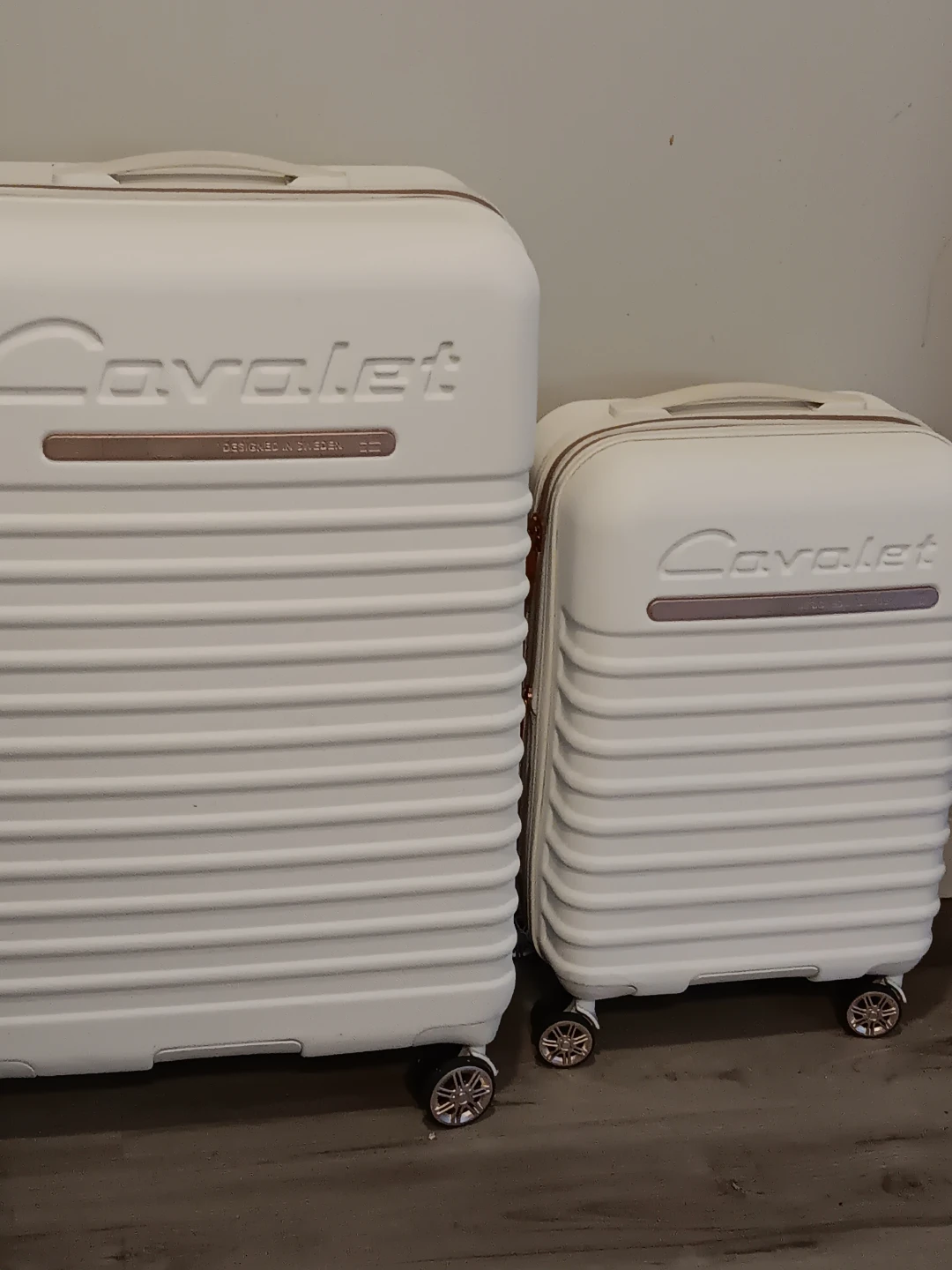 Cavalet Luggage Set - Two White Hard-Shell Suitcases - photo 2