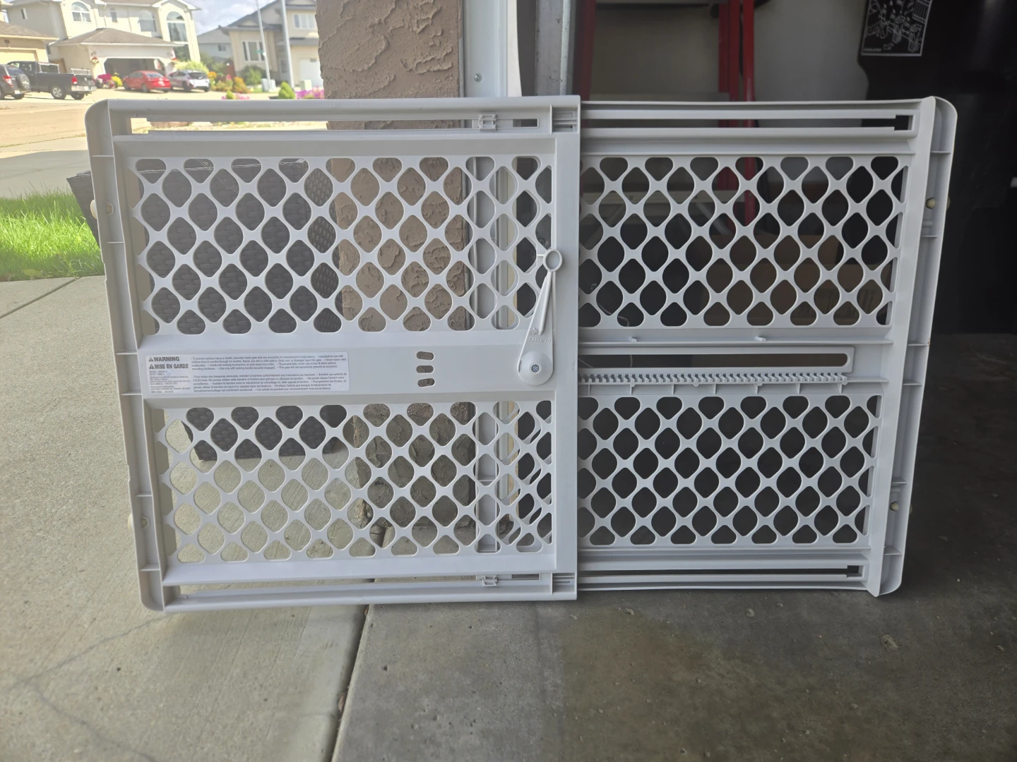 White plastic adjustable baby gate - photo 2