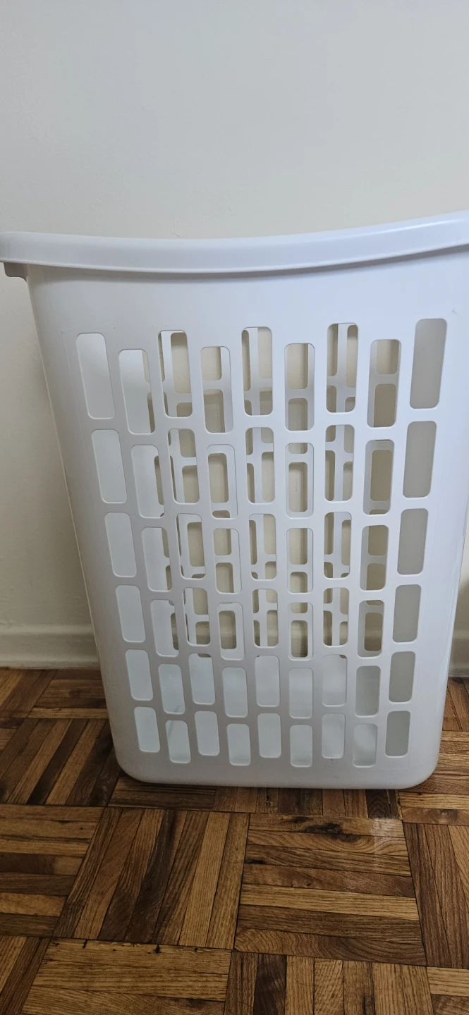 Sterilite White Laundry Hamper/ basket