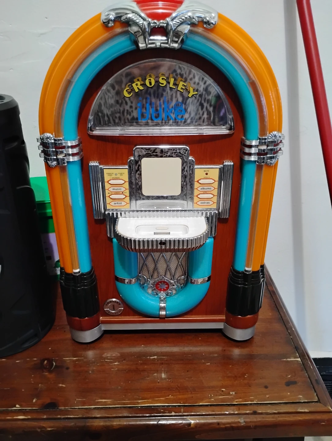 Crosley iJuke Model CR17 Jukebox