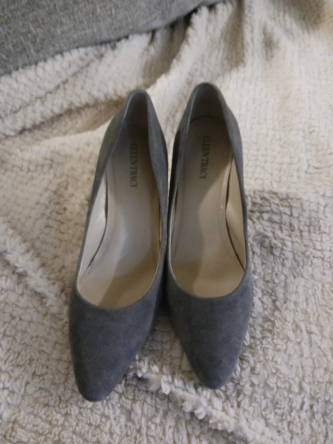 Ellen Tracy grey suede heels - photo 2