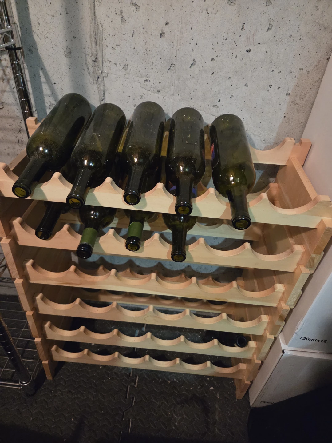Wooden wine rack + 30 empty bottles - photo 3