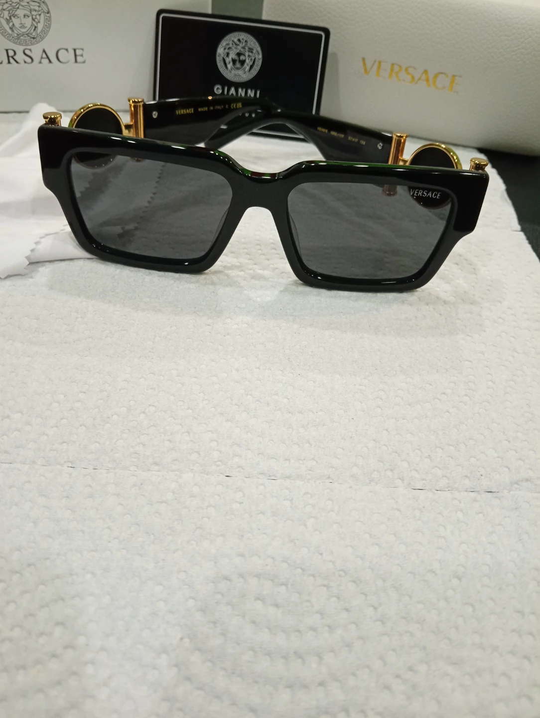 Versace Sunglasses Black and Gold unisex - photo 4