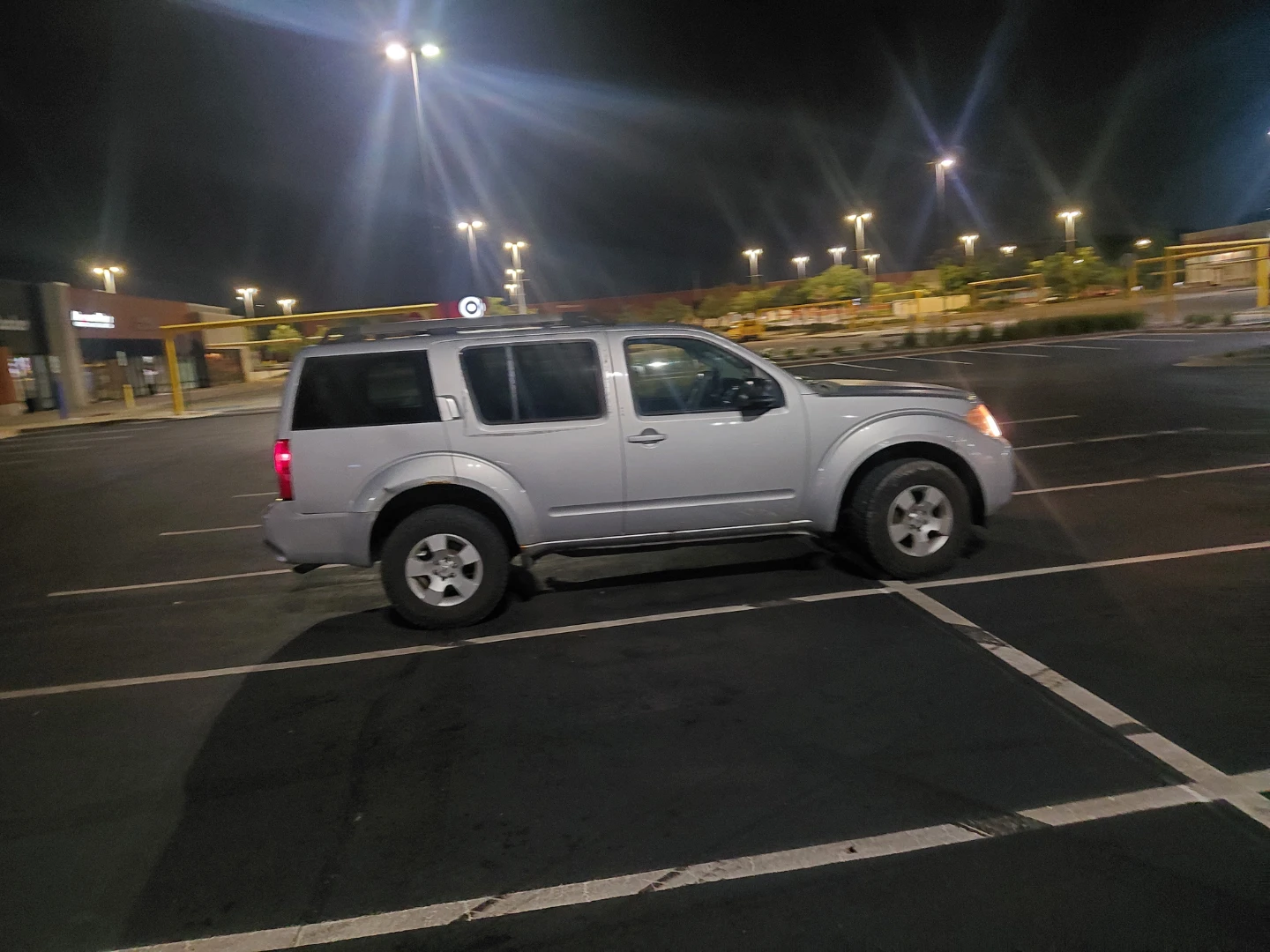 Nissan Pathfinder SUV - photo 4
