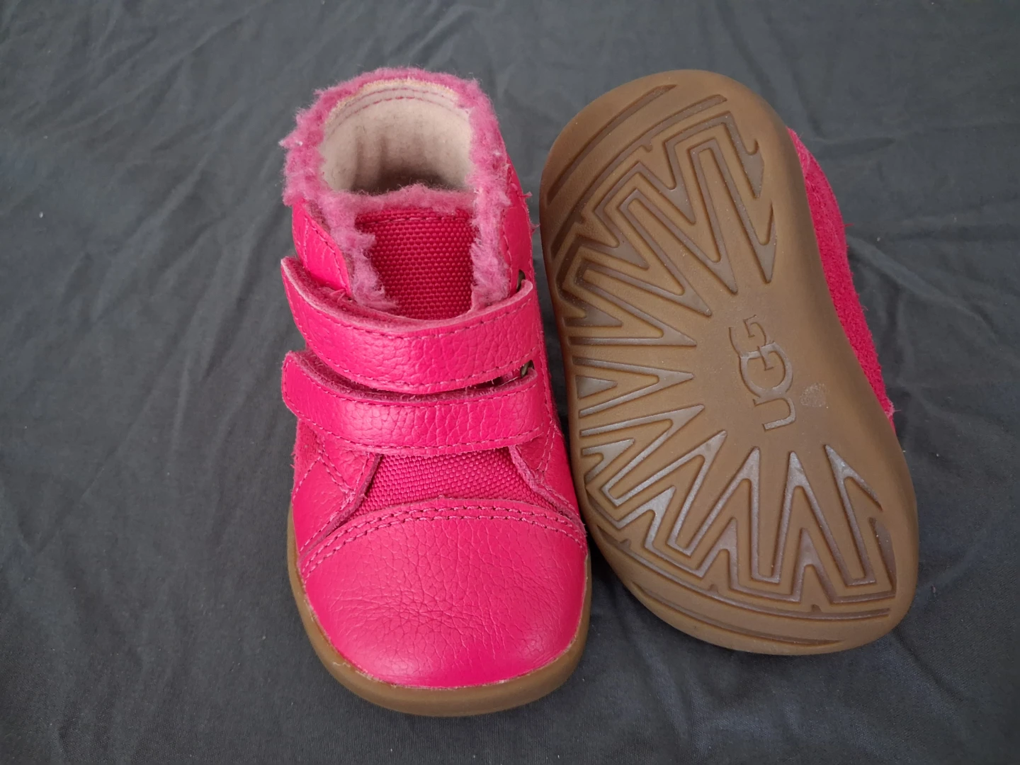 UGGS BOOTS SIZE 2 CROCS SIZE (2)(3) BUNDLE SHOES. - photo 5