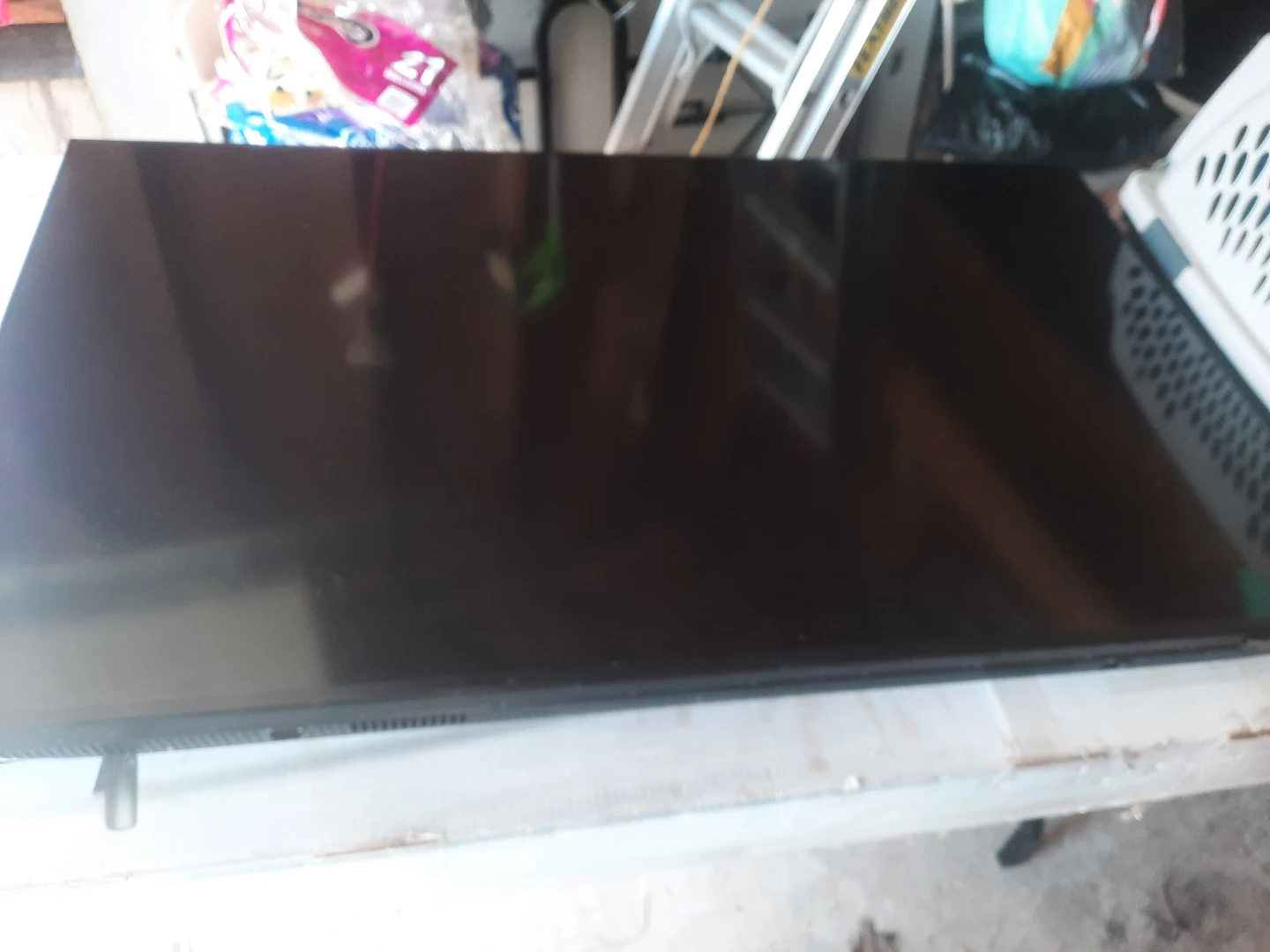 Cracked  50-inch Roku TVs - photo 3