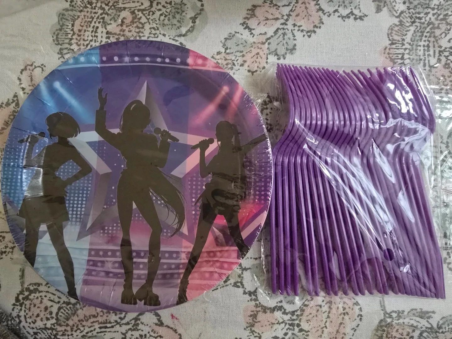 🏈 Kpop Party Plates and Forks Set