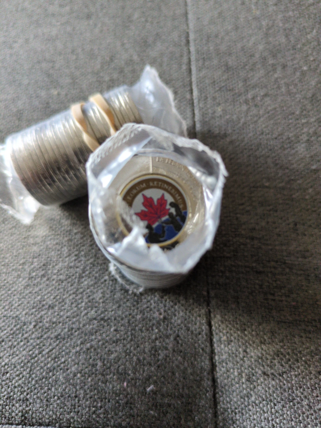 Royal Canadian Legion 2 Dollar Coin - mint condition - photo 2