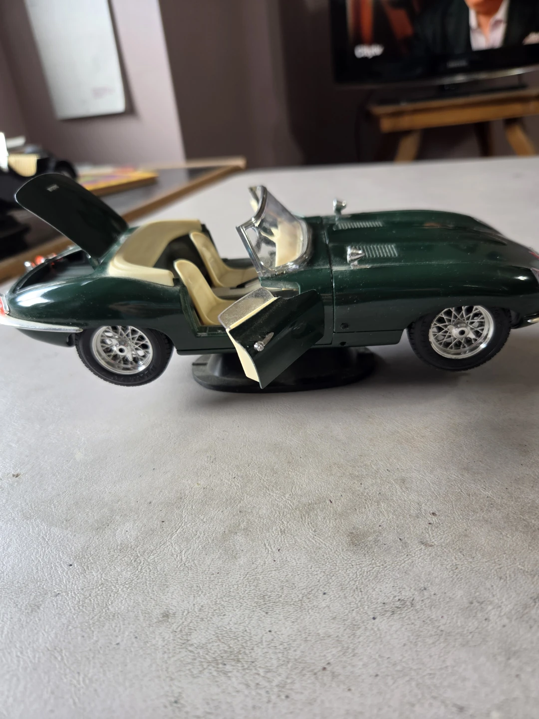 1961 Jaguar E-Type Convertible Diecast Model - photo 2
