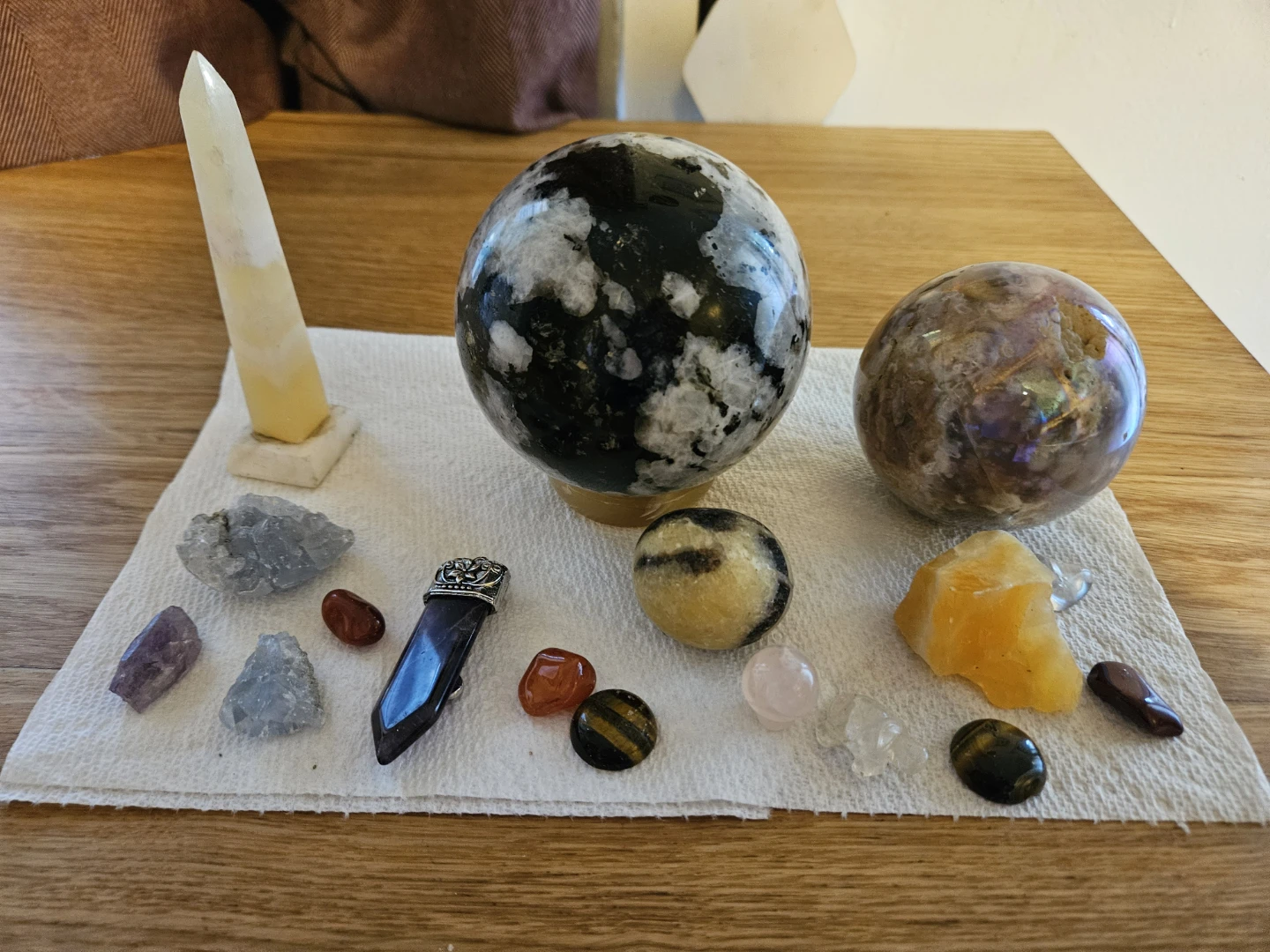 Mixed lot spheres and clusters stones