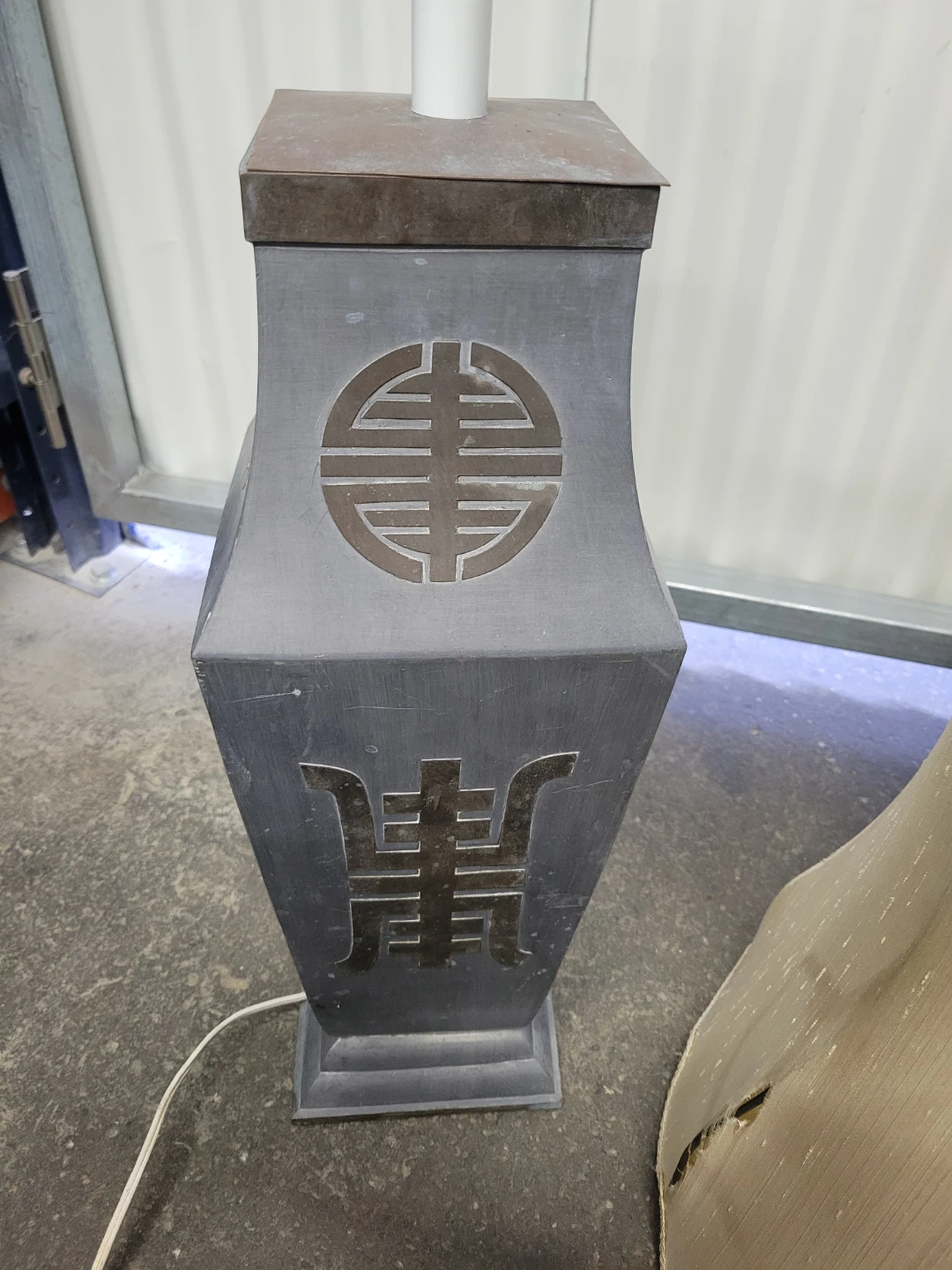 Vintage Asian-Inspired Lamp with Two Shades - photo 3