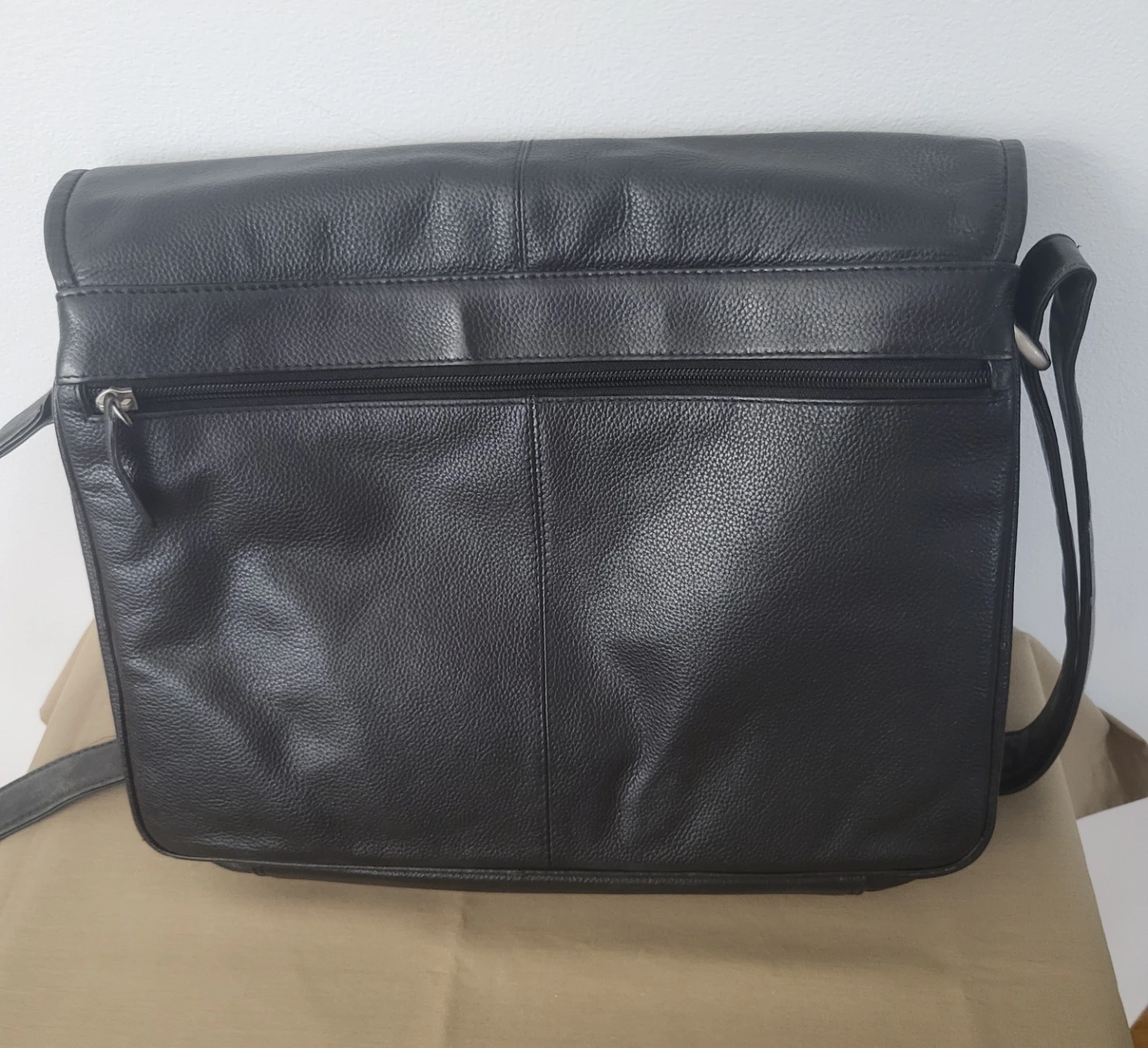 Black genuine leather messenger bag - photo 5