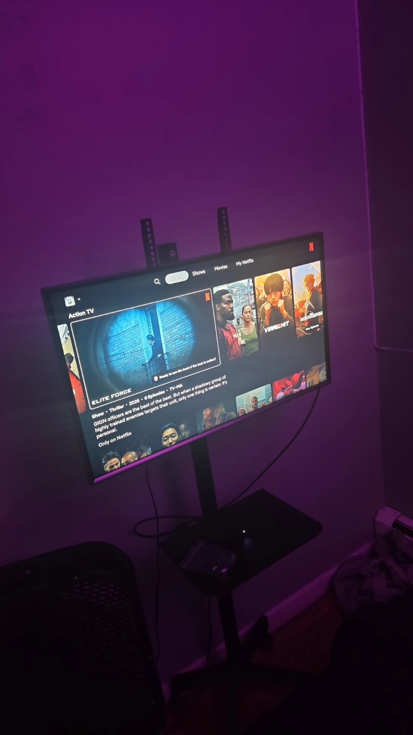 Samsung Smart TV on Floor Stand 32 inch - photo 3