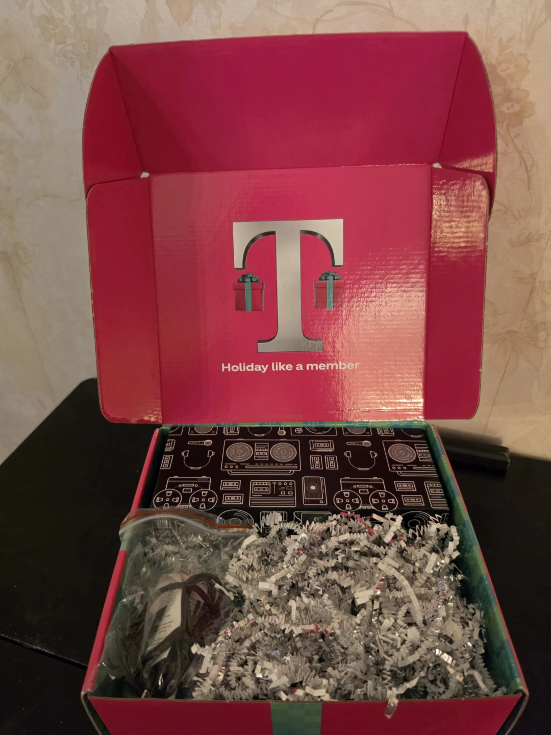 T-Mobile Holiday Bluetooth Speaker Gift Set – Mint - photo 3