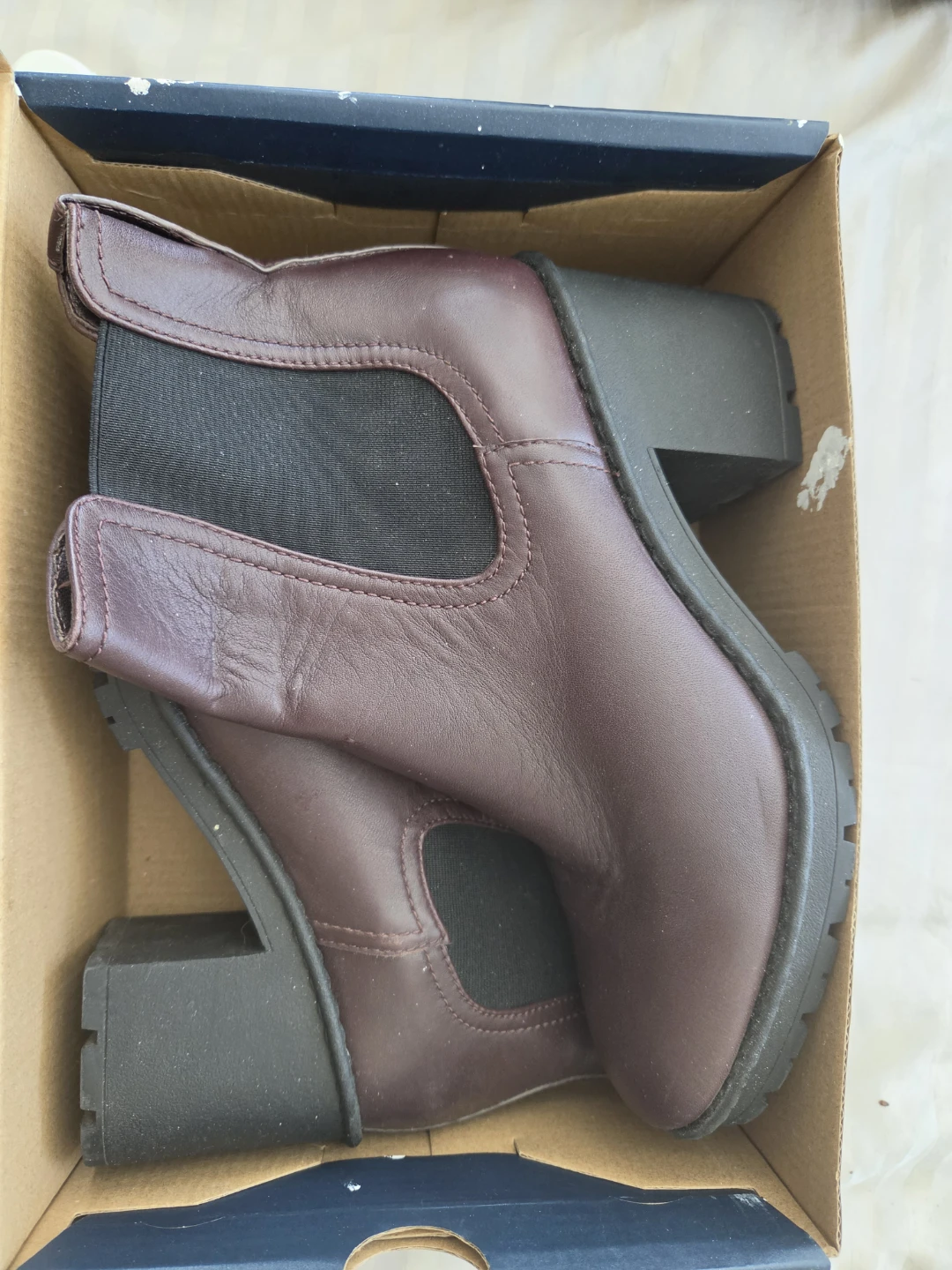 Vince Chelsea boots waterproof  womens size 8