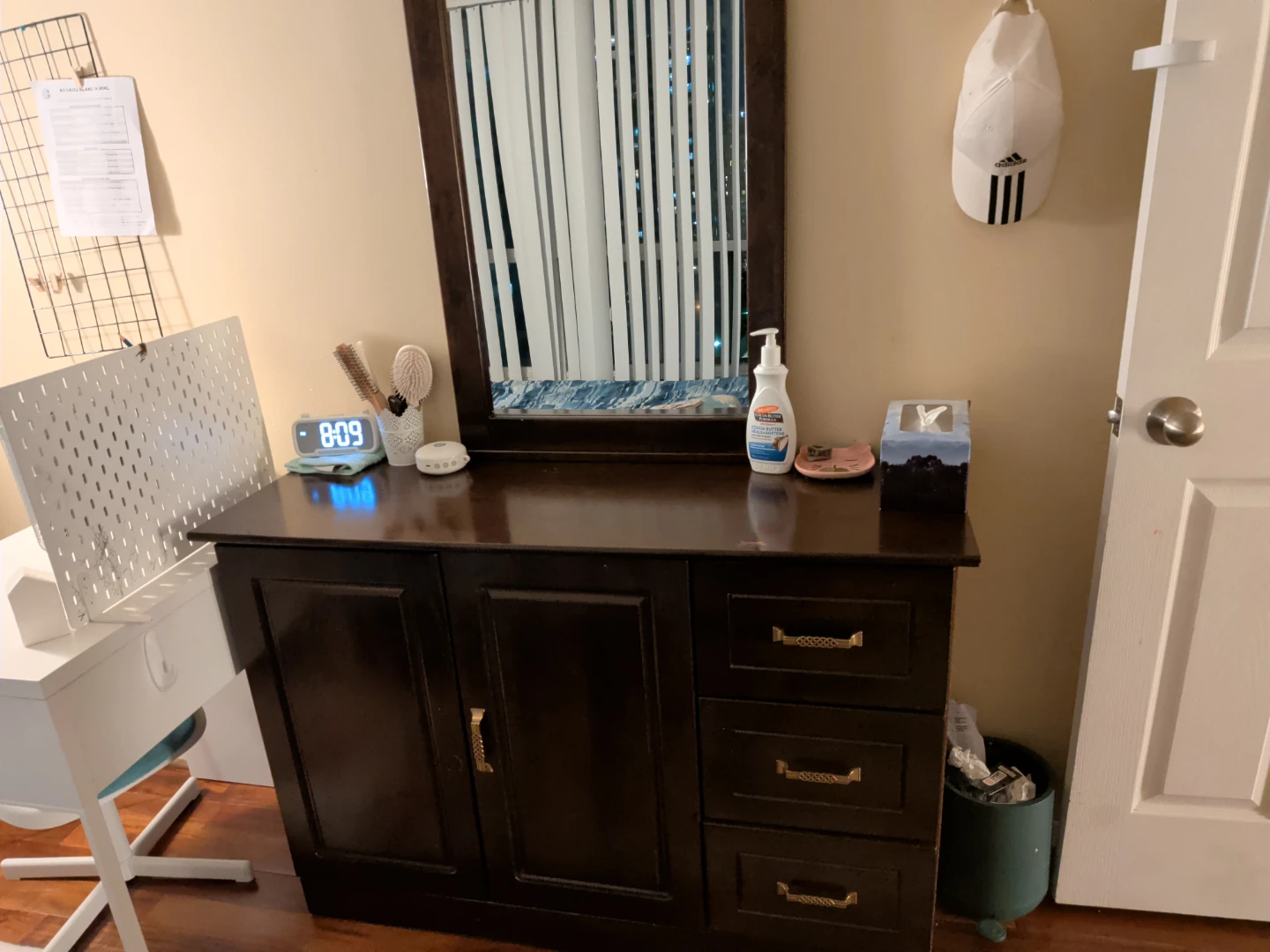 Brown dresser with mirror good conditon
