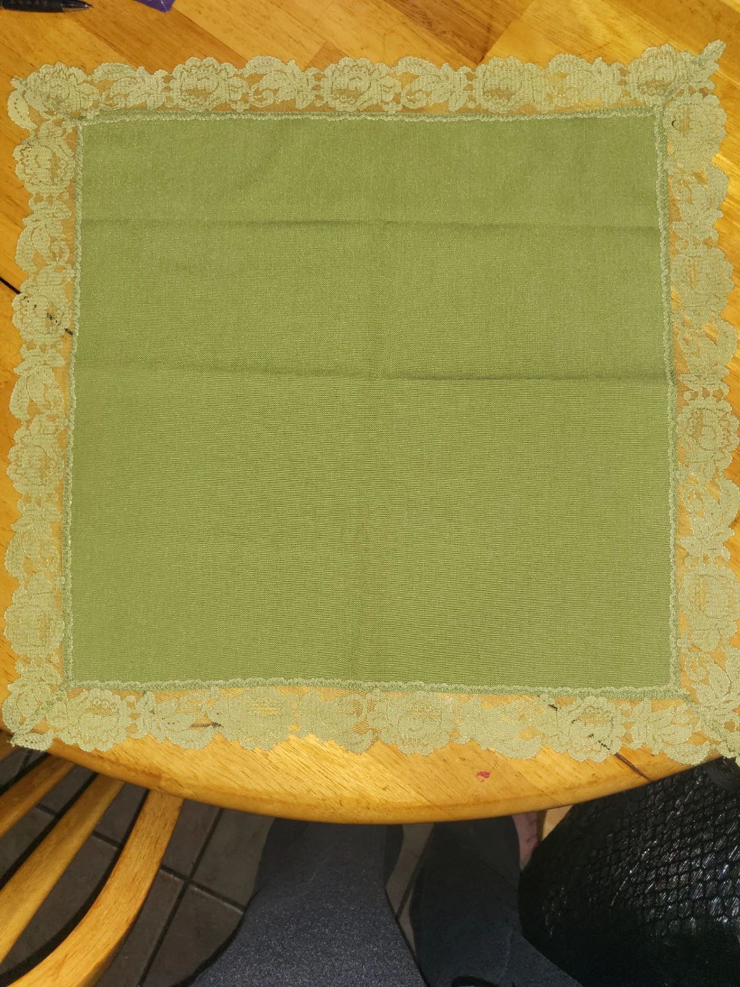 Set of 5 Green Fabric Napkins with Lace Border