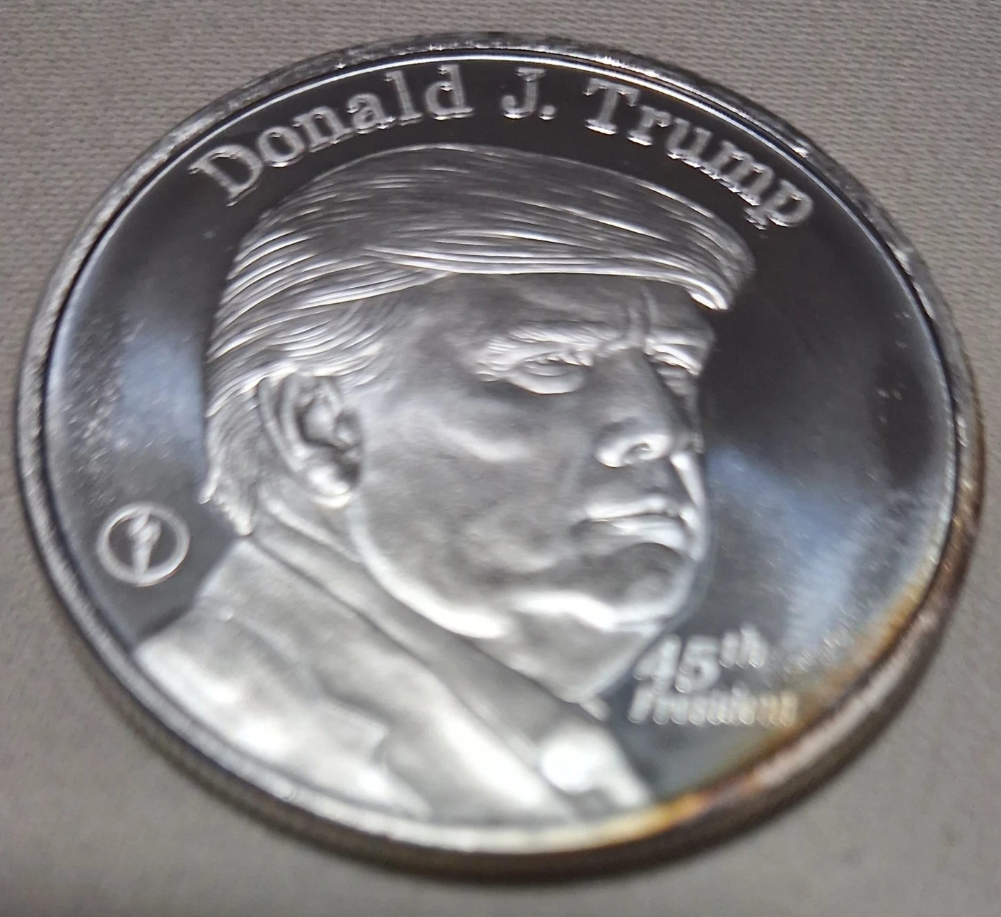 🏈Donald J. Trump The White House 1 Troy Oz Silver Coin