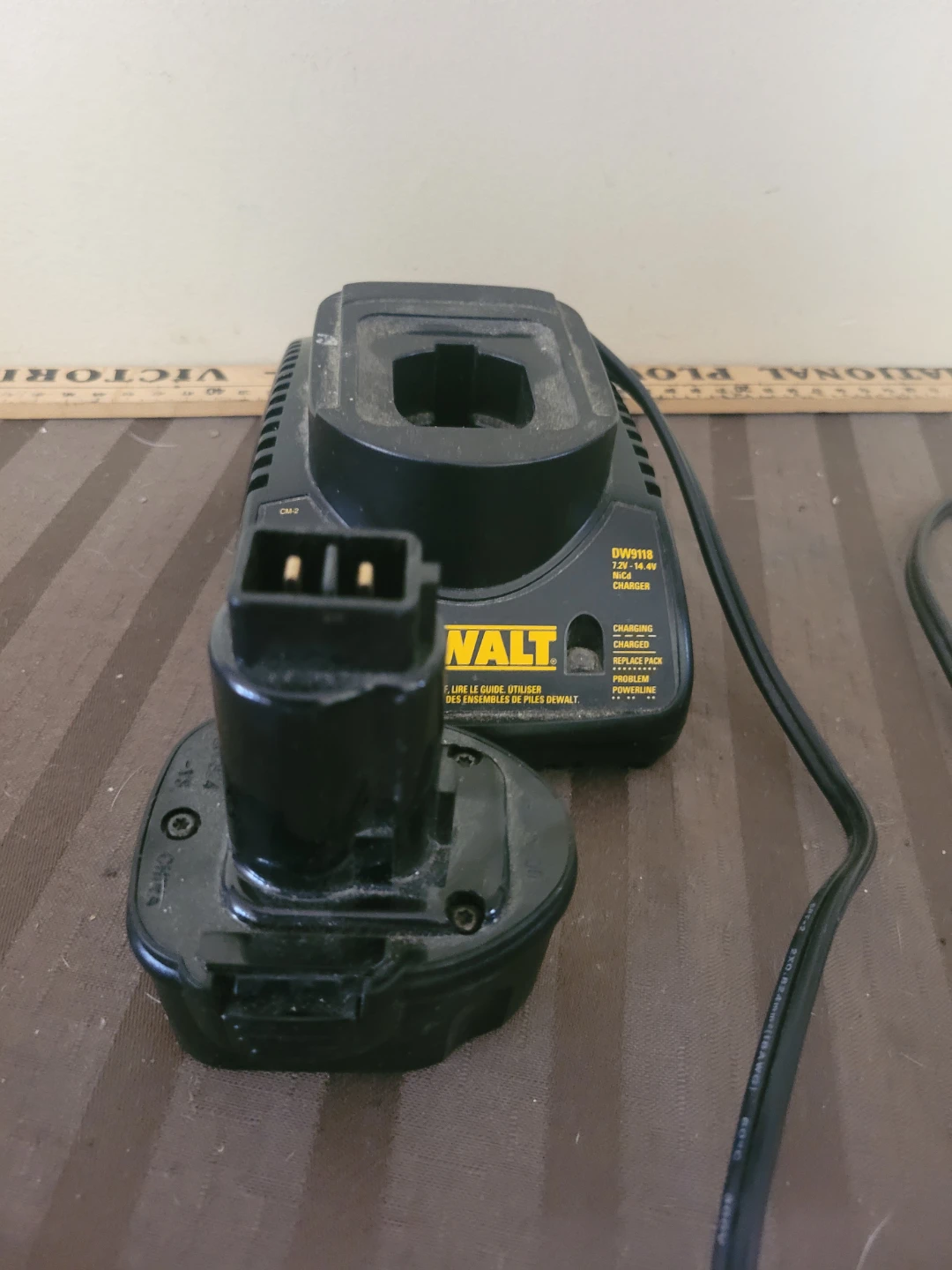 DEWALT DW9118 Charger and Battery DW9057 7.2V to 14.4V - photo 3