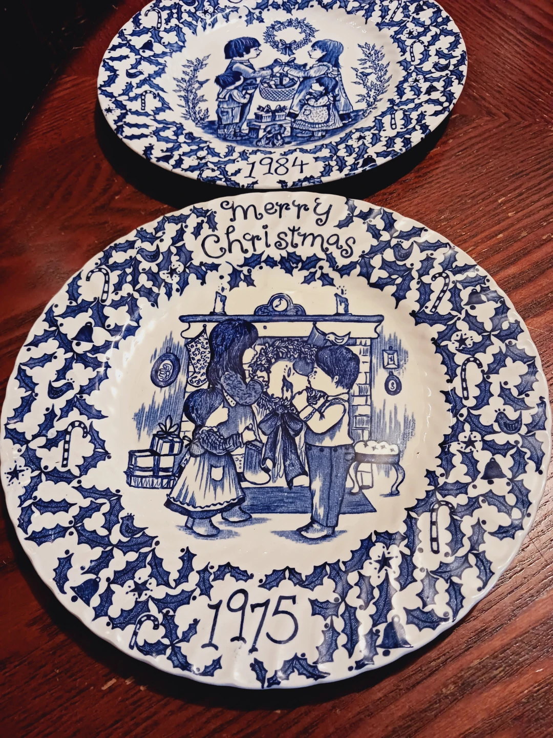 2 × Collectible Staffordshire English 🎄 Christmas Plates