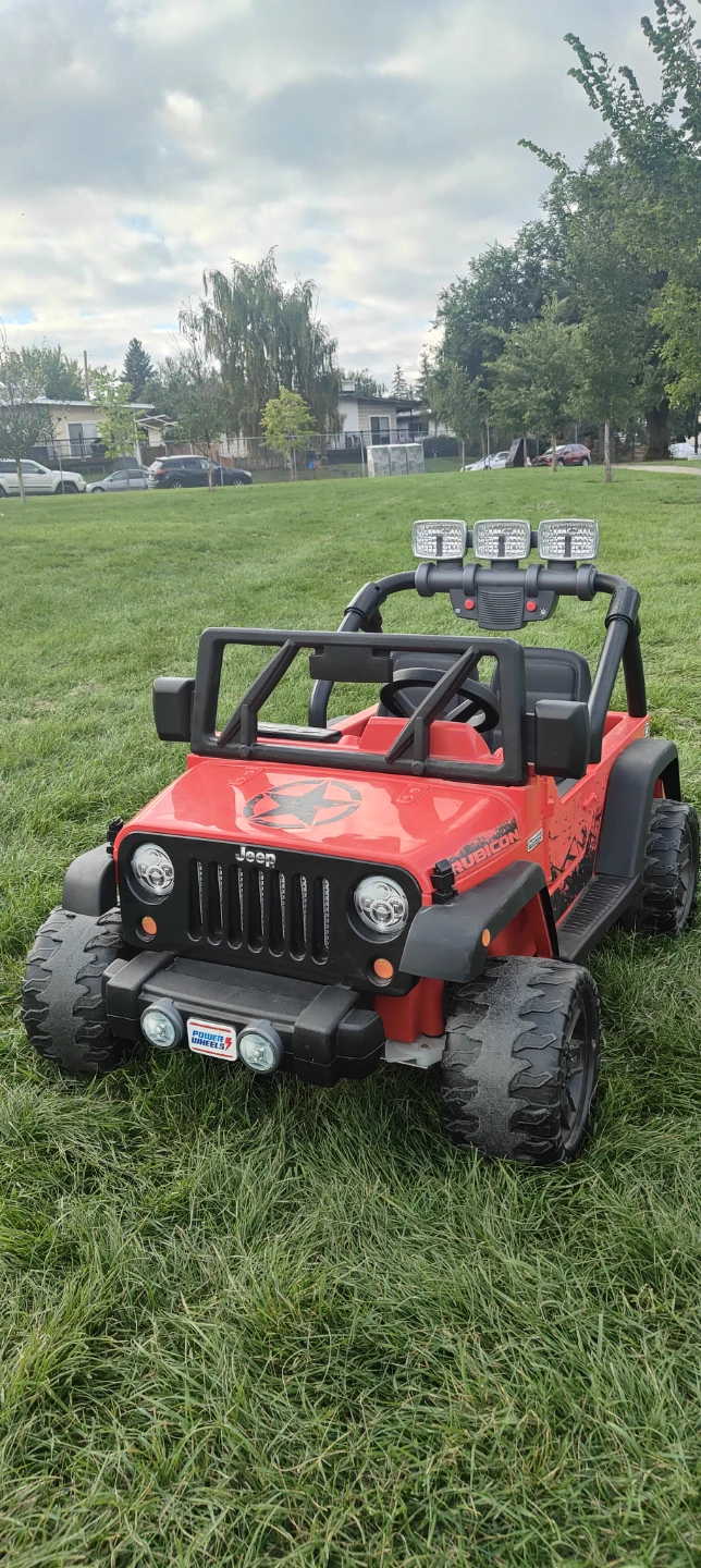 Kids ride on jeep