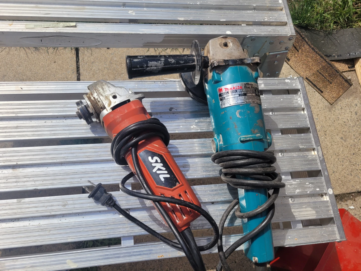 Makita 9005B and Skil Angle Grinders