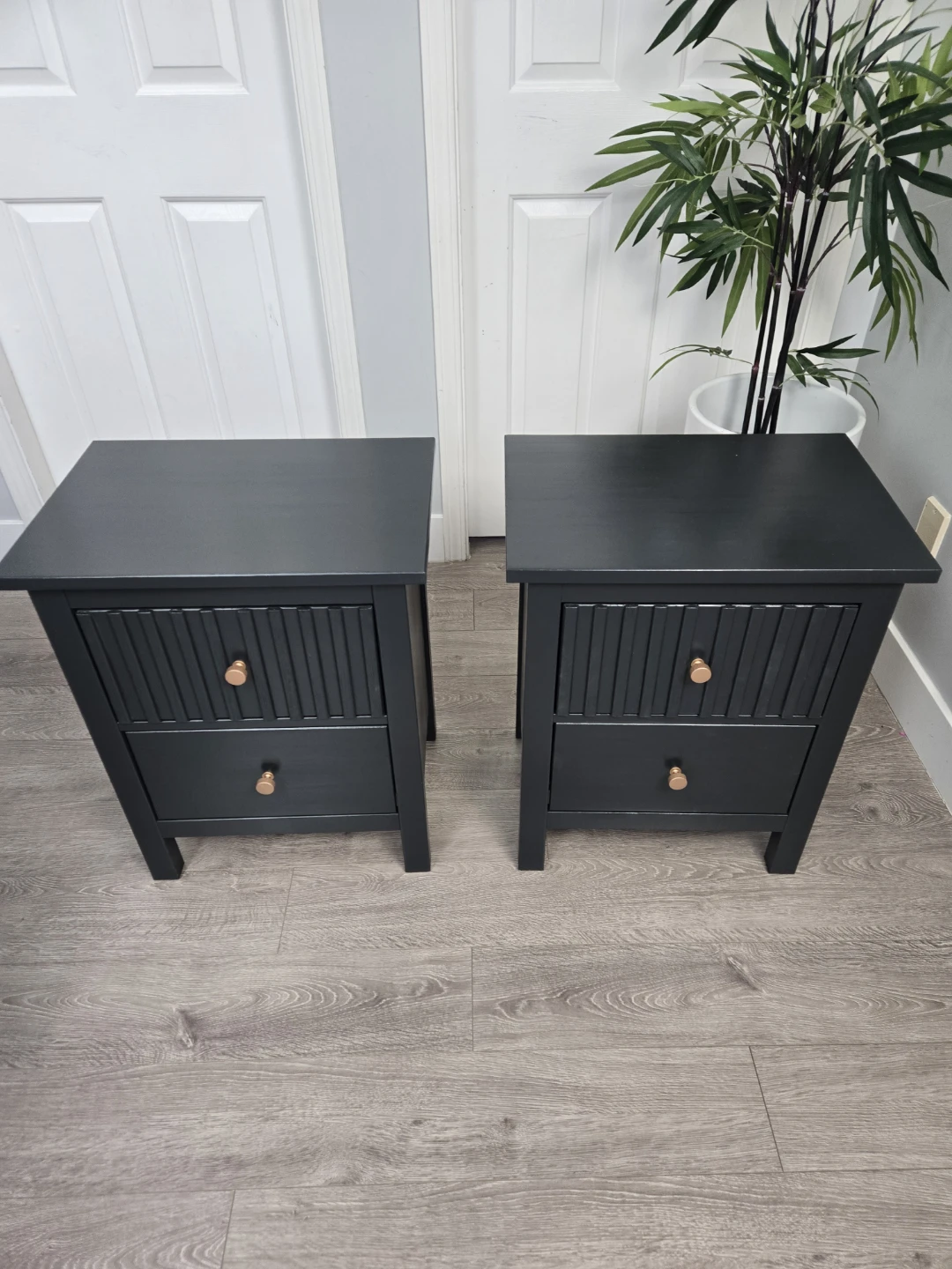 2 newly refinished modern fluted nightstands - photo 3